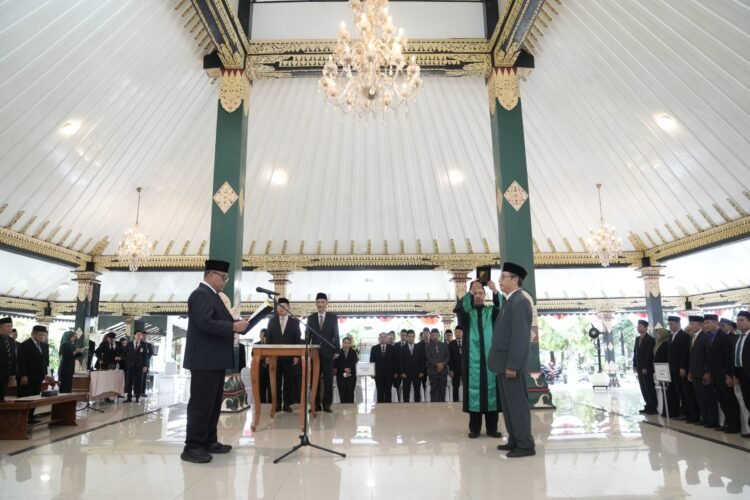 Bupati Sleman, Harda Kiswaya, resmi melantik pimpinan pengganti Badan Amil Zakat Nasional. (dok.Prokopim Sleman)