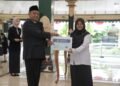 Bupati Sleman, Harda Kiswaya menyerahkan SK pengangkatan kepada 49 PPPK (dok.prokopim Sleman)