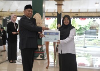 Bupati Sleman, Harda Kiswaya menyerahkan SK pengangkatan kepada 49 PPPK (dok.prokopim Sleman)