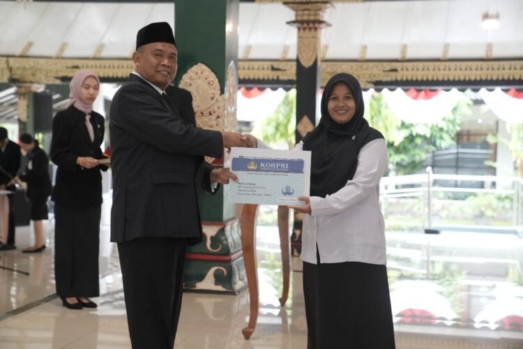 Bupati Sleman, Harda Kiswaya menyerahkan SK pengangkatan kepada 49 PPPK (dok.prokopim Sleman)