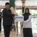 Bupati Sleman, Harda Kiswaya menyerahkan SK pengangkatan kepada 49 PPPK (dok.prokopim Sleman)