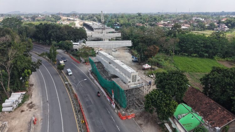 Pembangunan tol Jogja-Solo yang berada di Ring Road Utara, Kronggahan, Trihanggo, Gamping, Sleman. (Dok. Adhi Karya)