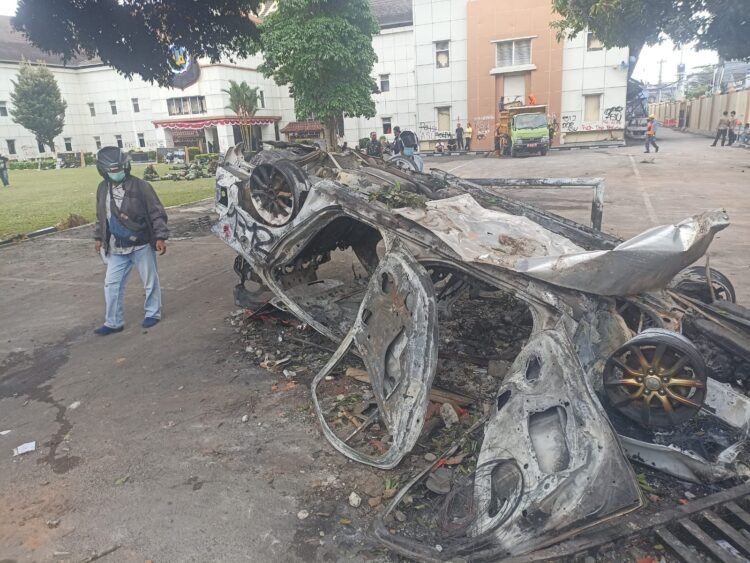 Bangkai mobil bekas dibakar di komplek Mapolda DIY pasca kericuhan yang terjadi sejak Jumat (29/8/2025) siang hingga Sabtu (30/8/2025) dini hari tadi.