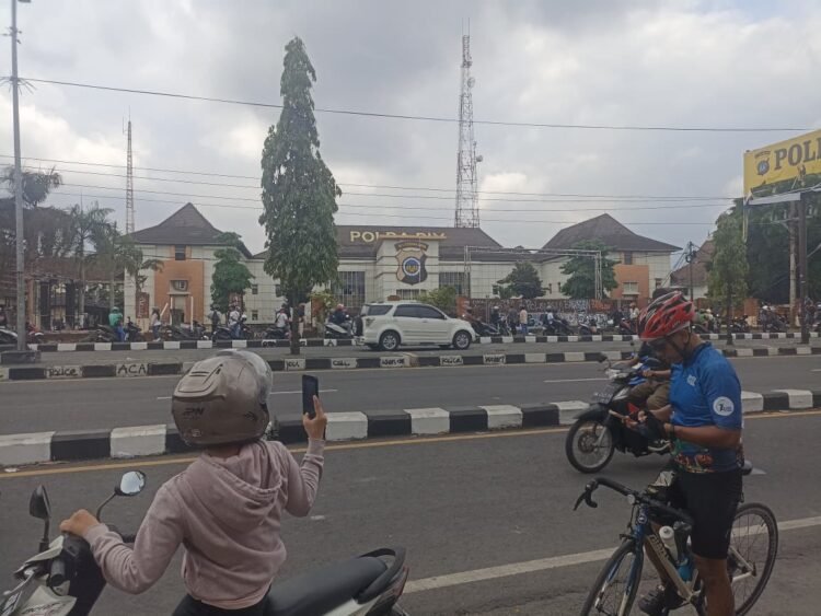 Situasi di depan Mapolda DIY pascakericuhan yang terjadi sejak Jumat (29/8/2025) petang.