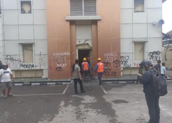 Situasi Mapolda DIY pascakericuhan yang terjadi sejak Jumat (29/8/2025) petang. [populi.id/Gregorius Bramantyo]