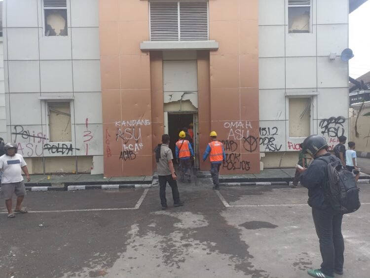 Situasi Mapolda DIY pascakericuhan yang terjadi sejak Jumat (29/8/2025) petang. [populi.id/Gregorius Bramantyo]