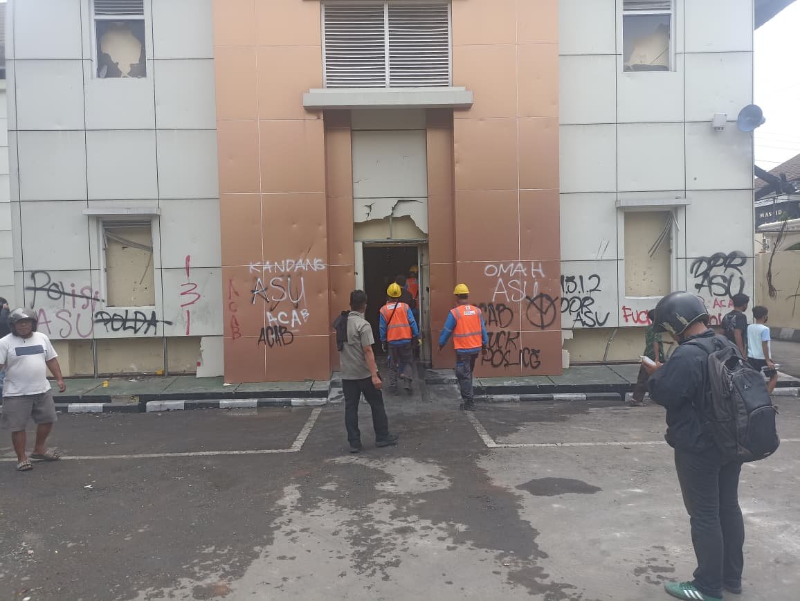 Situasi Mapolda DIY pascakericuhan yang terjadi sejak Jumat (29/8/2025) petang. [populi.id/Gregorius Bramantyo]