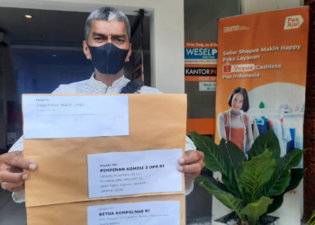 Aktivis Jogja Police Watch (JPW) Baharuddin Kamba saat mengirim surat ke Komisi Kepoiisan Nasional (Kompolnas) dan Komisi III DPR RI di Kantor Pos Gondolayu, Cokrodiningratan, Jetis, Kota Yogyakarta.