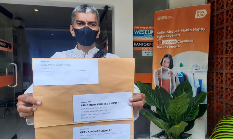 Aktivis Jogja Police Watch (JPW) Baharuddin Kamba saat mengirim surat ke Komisi Kepoiisan Nasional (Kompolnas) dan Komisi III DPR RI di Kantor Pos Gondolayu, Cokrodiningratan, Jetis, Kota Yogyakarta.