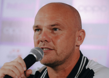 Pelatih Bali United Johnny Jansen saat memberikan keterangan dalam jumpa pers jelang menghadapi Persik Kediri di laga perdananya melakoni Super League, Sabtu (9/8/2025)