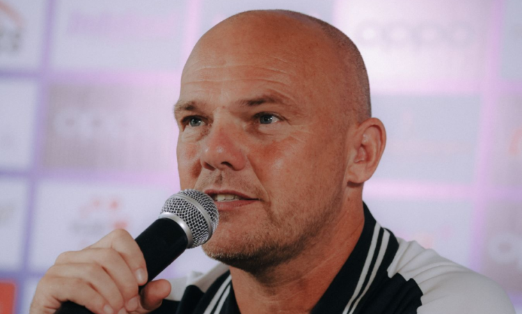 Pelatih Bali United Johnny Jansen saat memberikan keterangan dalam jumpa pers jelang menghadapi Persik Kediri di laga perdananya melakoni Super League, Sabtu (9/8/2025)