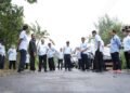 Bupati Sleman, Harda Kiswaya bersama Wakil Bupati Sleman, Danang Maharsa didampingi OPD terkait saat meninjau beberapa ruas jalan berlubang. (dok. Prokopim Sleman)