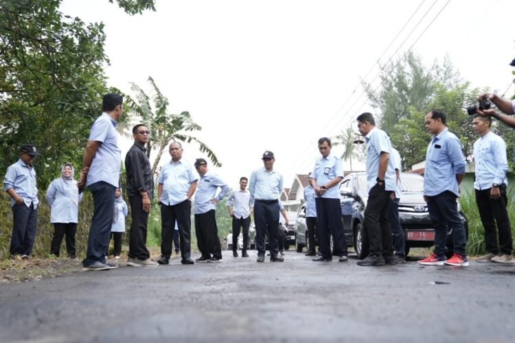 Bupati Sleman, Harda Kiswaya bersama Wakil Bupati Sleman, Danang Maharsa didampingi OPD terkait saat meninjau beberapa ruas jalan berlubang. (dok. Prokopim Sleman)