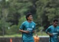 Penggawa PSS Sleman Fachruddin dan Ferrel berlatih terpisah dengan para pemain lainnya.