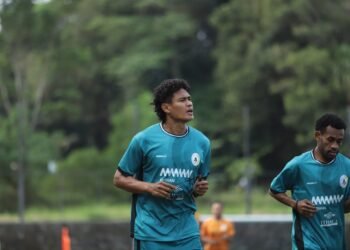 Penggawa PSS Sleman Fachruddin dan Ferrel berlatih terpisah dengan para pemain lainnya.