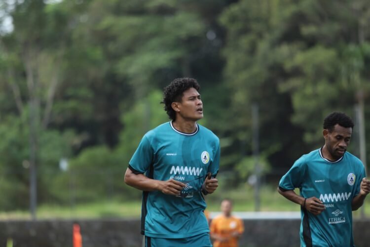 Penggawa PSS Sleman Fachruddin dan Ferrel berlatih terpisah dengan para pemain lainnya.