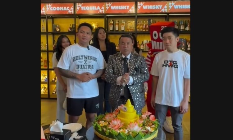 video pembukaan kerja sama antara Outlet 23 dengan Holywings (tangkapan layar VT/@hotmanparisofficialf)