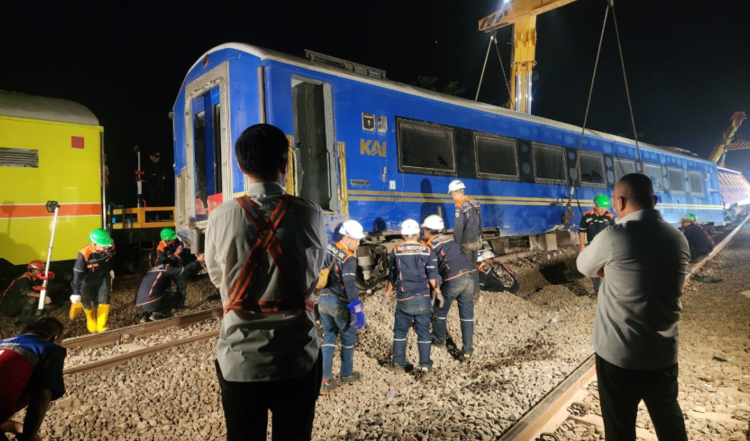 Proses evakuasi rangkaian KA Argo Bromo Anggrek yang anjlok di Cirebon