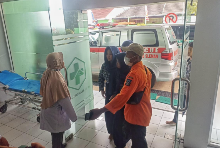 Sejumlah siswa SMP di Sleman yang diduga keracunan usai mengonsumsi MBG tengah dilarikan ke puskesmas terdekat, Rabu (13/8/2025)