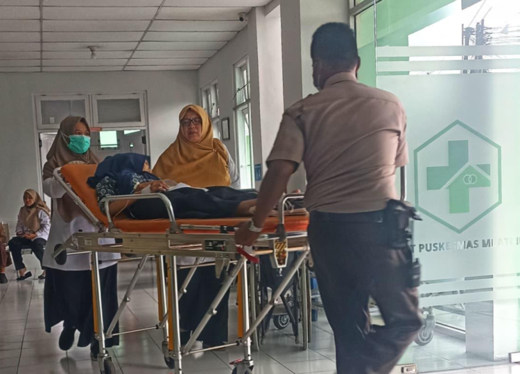 Seorang siswa SMP di Sleman tengah dilarikan ke puskesmas usai diduga keracunan MBG, Rabu (13/8/2025)