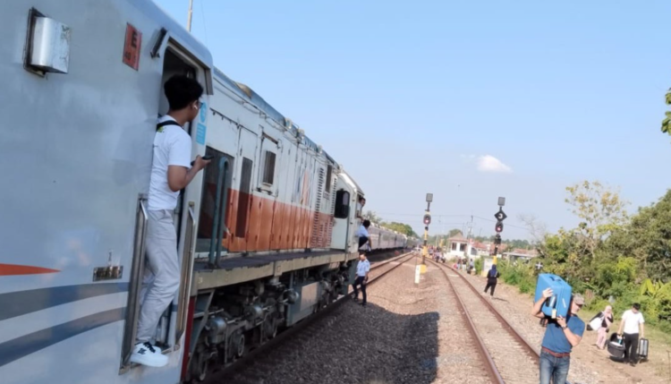 KA Argo Bromo Anggrek anjlok di Stasiun Pegadenbaru, Kabupaten Subang, Jawa Barat, wilayah Daop 3 Cirebon.