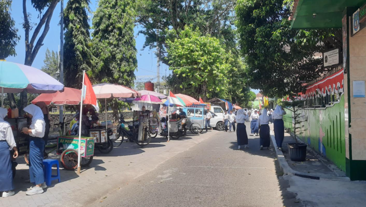 Suasana jalan di dekat lokasi penembakan seorang penjual layangam di sekitar Lapangan Minggiran, Mantrijeron, Kota Yogyakarta, DIY, Rabu (6/8/2025).