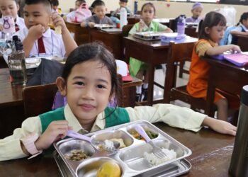 Sejumlah Siswa Menerima Program Makan Bergizi Gratis di Tahun Ajaran Baru 2025/2026 di Sekolah Barunawati, Jakarta Barat, Senin (14/07/2025). Siswa-Siswi Yang untuk pertama kalinya bersekolah terlihat antusias menerima Program Makan Bergizi Gratis. (bgn.go.id)