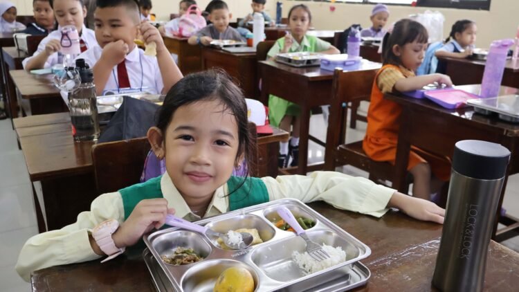 Sejumlah Siswa Menerima Program Makan Bergizi Gratis di Tahun Ajaran Baru 2025/2026 di Sekolah Barunawati, Jakarta Barat, Senin (14/07/2025). Siswa-Siswi Yang untuk pertama kalinya bersekolah terlihat antusias menerima Program Makan Bergizi Gratis. (bgn.go.id)