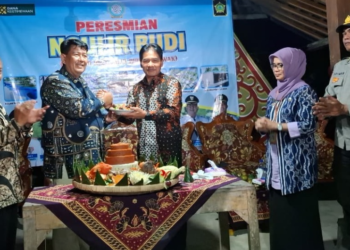 Bupati Kulon Progo Agung Setyawan meresmikan kegiatan Ngulir Budi (Ngupoyo Hulu Hilir Budidayo Iwak) di Kompleks Wisata Tebing Watubulus, Padukuhan Siwalan, Kalurahan Sentolo, Kamis malam (21/8/2025).