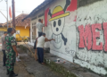 warga Temulawak, Triharjo, Sleman menghapus mural One Piece disaksikan Babinsa, Kamis (7/8/2025)