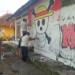 warga Temulawak, Triharjo, Sleman menghapus mural One Piece disaksikan Babinsa, Kamis (7/8/2025)