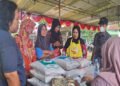 Warga membeli kebutuhan pokok di kegiatan Pasar Murah yang digelar Pemkab Bantul di Lapangan Karangtalun, Imogiri, Selasa (12/8/2025)