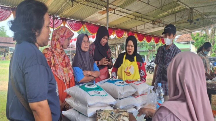Warga membeli kebutuhan pokok di kegiatan Pasar Murah yang digelar Pemkab Bantul di Lapangan Karangtalun, Imogiri, Selasa (12/8/2025)
