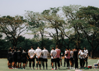 Para pemain Bali United berkumpul usai menggelar latihan persiapan hadapi tuan rumah Malut United, Jumat (15/8/2025) malam.