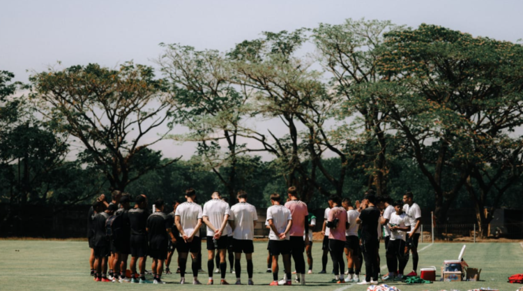 Para pemain Bali United berkumpul usai menggelar latihan persiapan hadapi tuan rumah Malut United, Jumat (15/8/2025) malam.