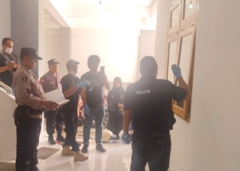 Polisi melakukan olah TKP terkait kasus pencurian di komplek Madrasah di Moyudan, Sleman, Minggu (3/8/2025)