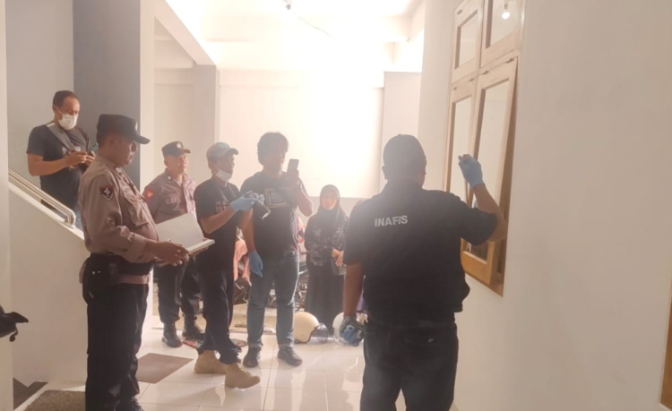 Polisi melakukan olah TKP terkait kasus pencurian di komplek Madrasah di Moyudan, Sleman, Minggu (3/8/2025)