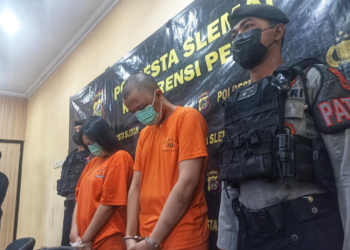 Dua tersangka kasus penelantaran bayi hingga meninggal saat dihadirkan di Mapolresta Sleman, Rabu (6/8/2025).