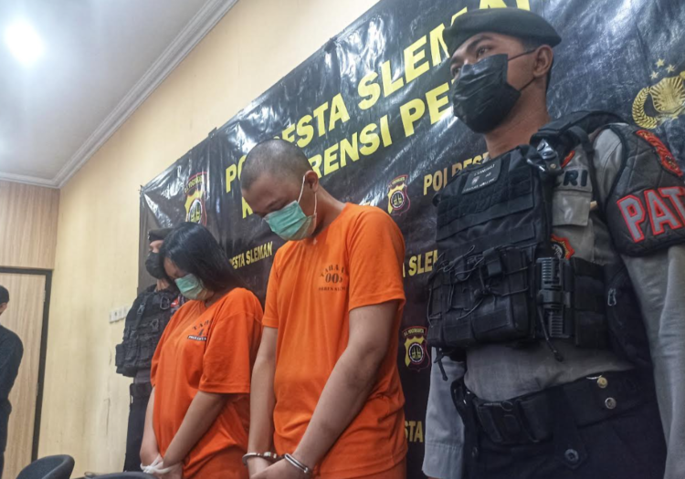 Dua tersangka kasus penelantaran bayi hingga meninggal saat dihadirkan di Mapolresta Sleman, Rabu (6/8/2025).