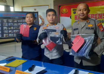 Kapolsel Mantrijeron menunjukkan bukti kasus penembakan menggunakan air gun di lapangan Minggiran dalam jumpa pers yang dilakukan di Mapolresta Yogyakarta, Kamis (7/8/2025)