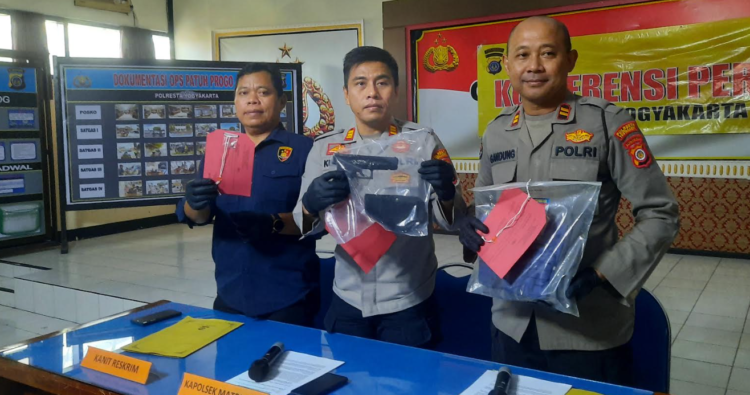 Kapolsel Mantrijeron menunjukkan bukti kasus penembakan menggunakan air gun di lapangan Minggiran dalam jumpa pers yang dilakukan di Mapolresta Yogyakarta, Kamis (7/8/2025)