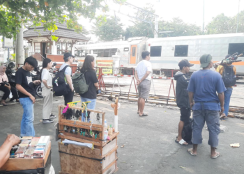 Tarno, penjual rokok di sekitar lokasI pembongkaran Tempat Khusus Parkir (TKP) Abu Bakar Ali (ABA) saat dijumpai Senin (11/8/2025)