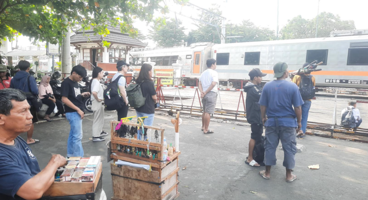 Tarno, penjual rokok di sekitar lokasI pembongkaran Tempat Khusus Parkir (TKP) Abu Bakar Ali (ABA) saat dijumpai Senin (11/8/2025)