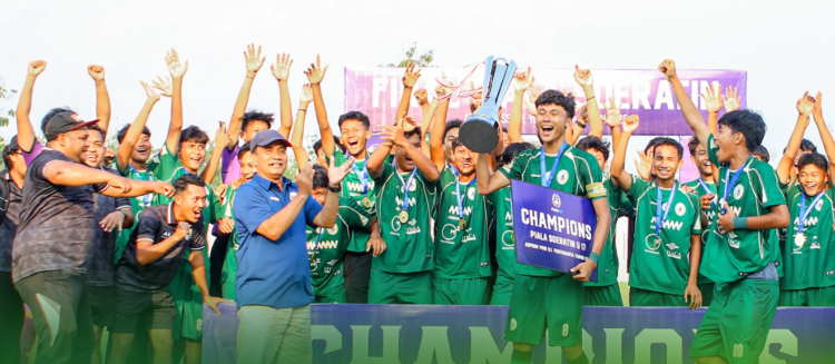 Para pemain PSS Sleman U17 mengangkat piala Soeratin DIY 2025 usai mengandaskan Mataram Utama di partai final, Sabtu (23/8/2025)