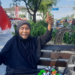 Pudjiastuti seorang veteran pejuang kemerdekaan memegang bendera merah putih yang dibagikan Kesbangpol Kota Yogyakarta, Jumat (1/8/2025)