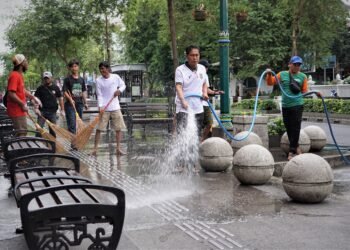 Warga masyarakat bersama Pemkot Yogyakarta menggelar kegiatan Reresik Malioboro, Selasa (12/8/2025)