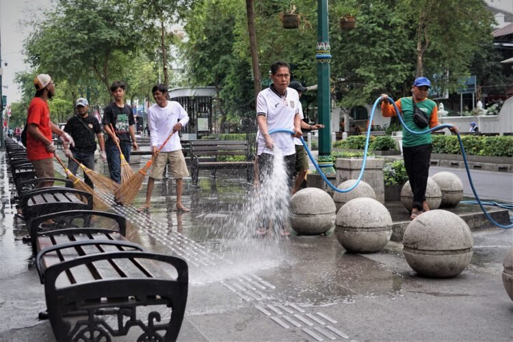 Warga masyarakat bersama Pemkot Yogyakarta menggelar kegiatan Reresik Malioboro, Selasa (12/8/2025)