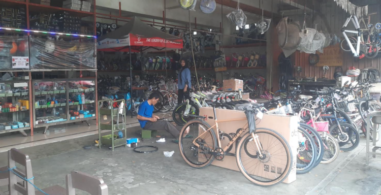 Suasana toko sepeda di Jalan Ringroad Utara, Condongcatur, Depok, Sleman, DIY, Selasa (12/8/2025).