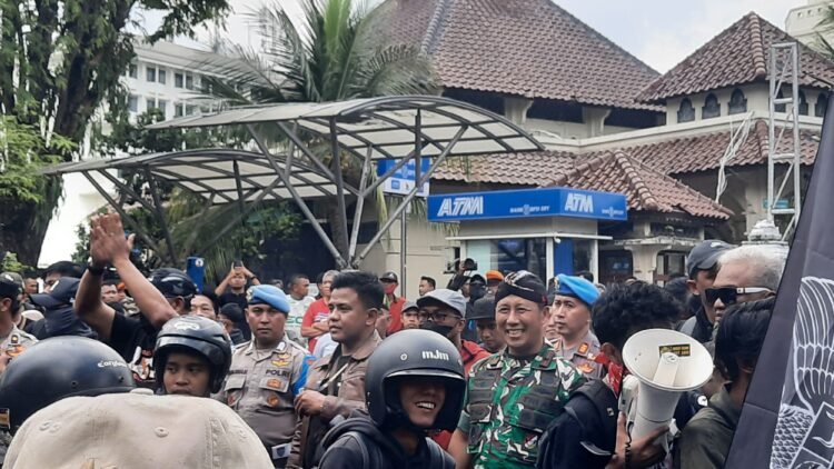 Sejumlah massa di DPRD DIY melakukan aksi damai, Senin (1/8/2025). (Hadid Pangestu)