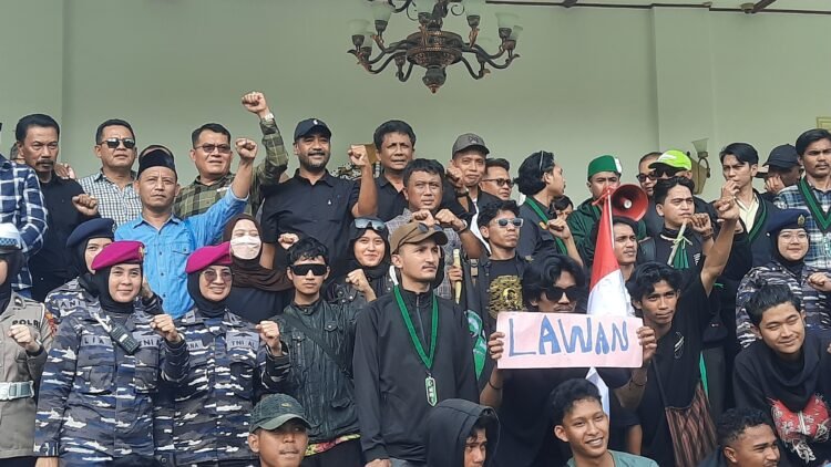 HMI Cabang Yogyakarta Lakukan Aksi Damai di DPRD DIY, Senin (1/9/2025). (Foto: Hadid Pangestu)
